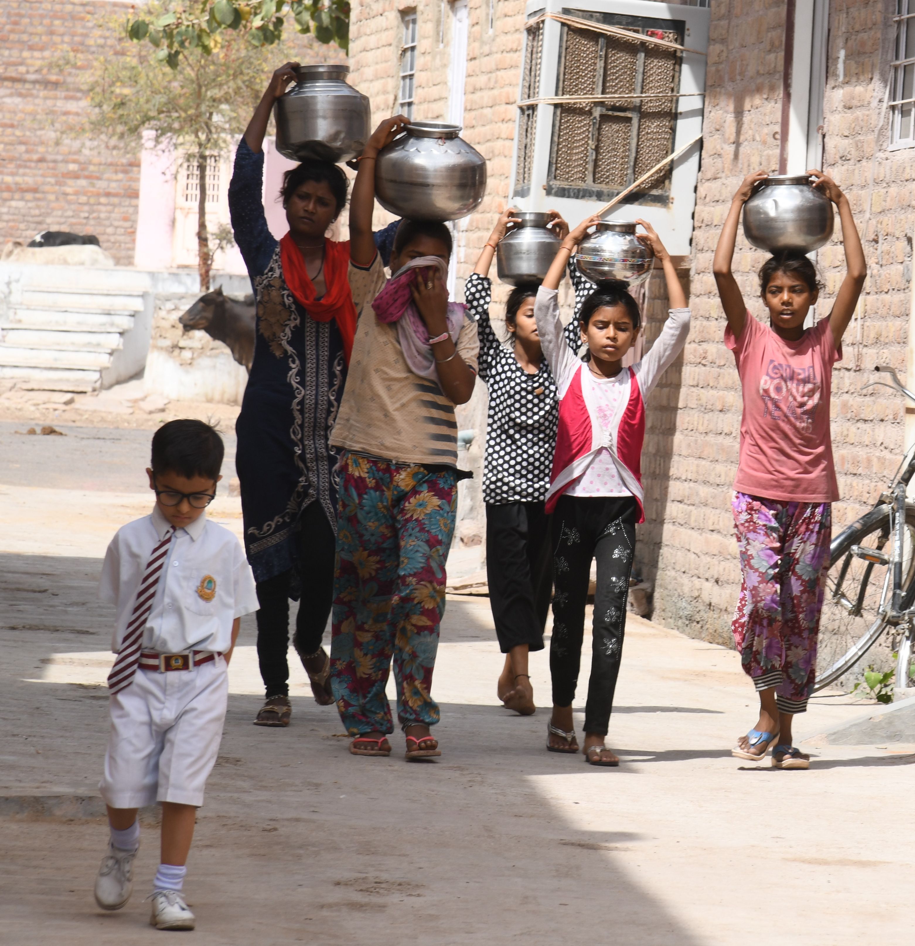water crisis in bikaner घरों में पानी को लेकर त्राहि-त्राहि, सड़कों पर पानी ही पानी