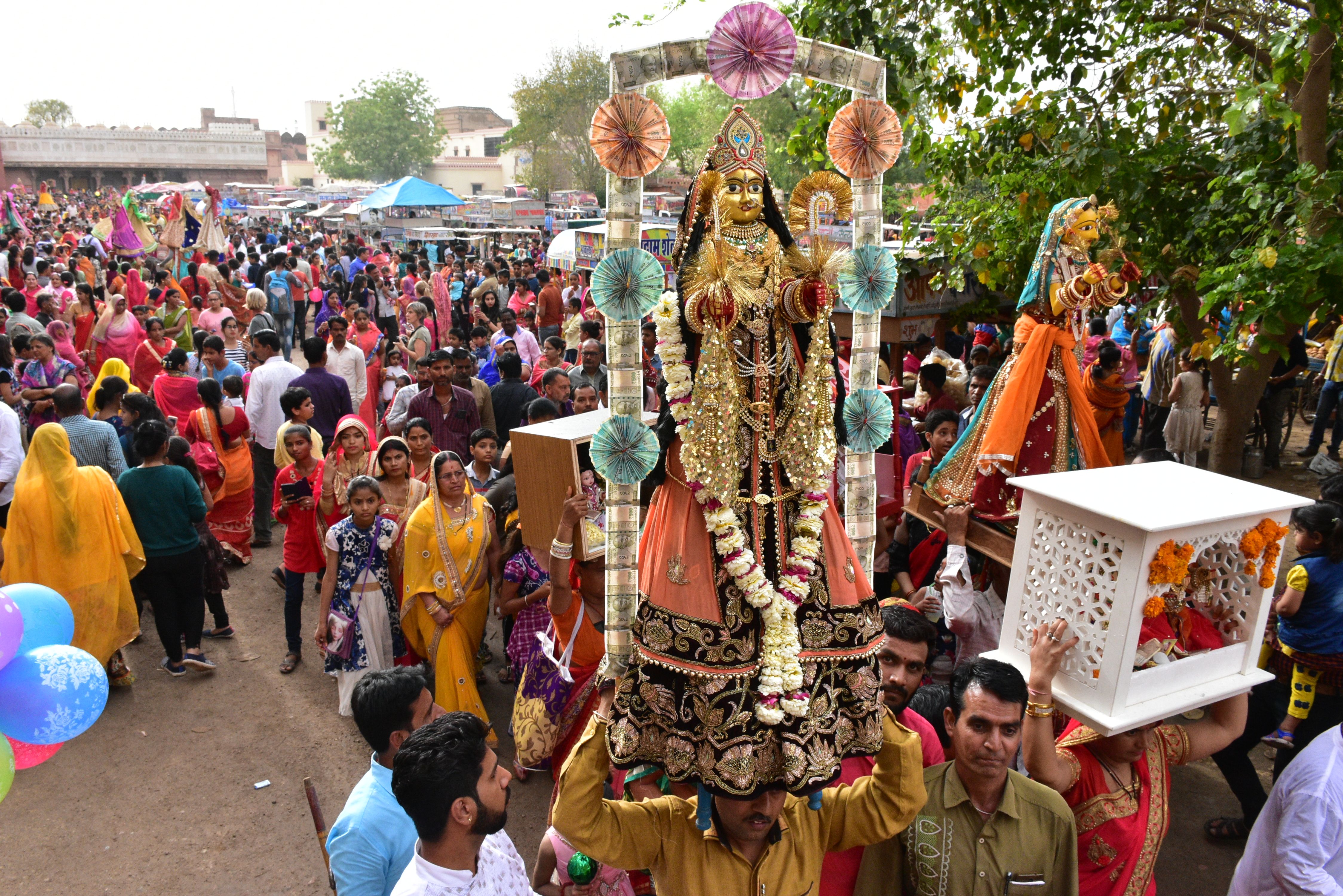 Gangaaur Festival 2019 गणगौर की निकली सवारी, जूनागढ़ में लगा मेला