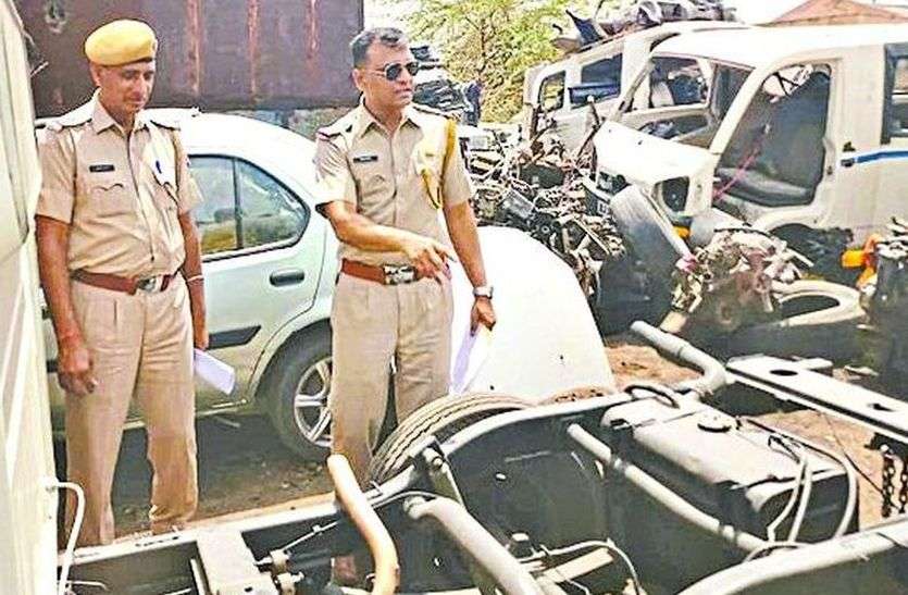pulice arrested 17 pupil in kabaddis godown कबाड़ गोदाम में कर रहे थे कुछ एेसा कि दंग रह गई पुलिस