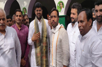 dushyant and jayant chaudhary campaigned together for RLD candidate बृजभूमि में उतरी रिश्तों पर चढ़ी ‘दुश्मनी’ की धूल, एक मंच पर आए दुष्यंत और जयंत चौधरी, किया रालोद प्रत्याशी का प्रचार