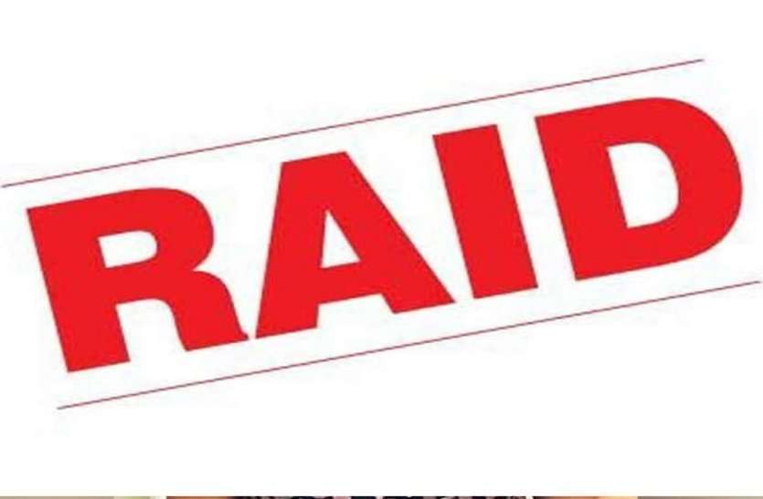 AIADMK,news,MLA,IT,search,top news,Patrika,Room,chief,raid,Hostel, एमएलए के हॉस्टल पर आईटी का छापा, एआईएडीएमके नेताओं के कमरे की तलाशी