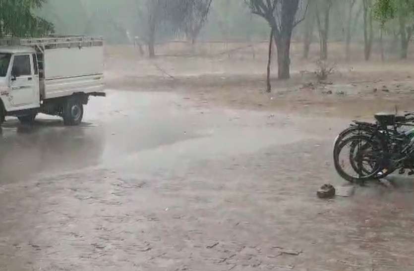 weather आंधी, बारिश और सियासत : निशाने पर मोदी, टारगेट 'कमल'