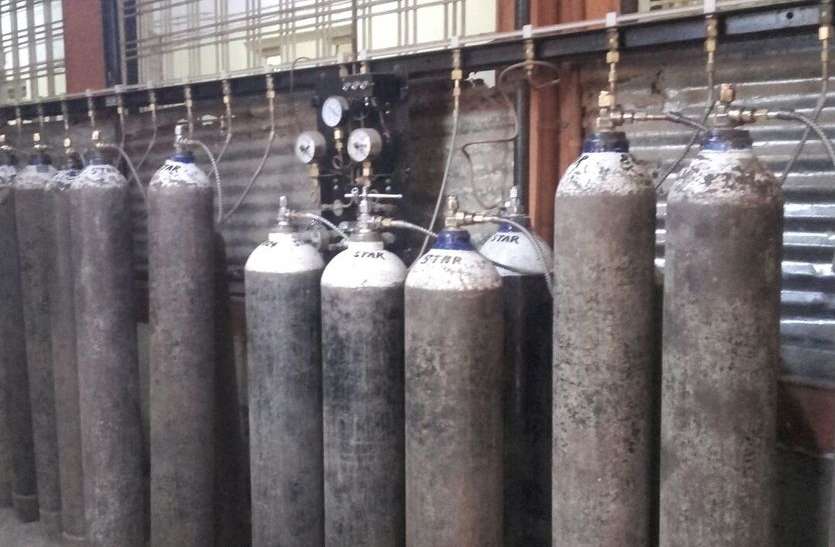 oxygen Cylinder कोरोनाः एक-एक सांस के लिए जंग, अस्पताल में मरीज, ऑक्सीजन के लिए लाइन में परिजन, सीएम के आदेश जारी