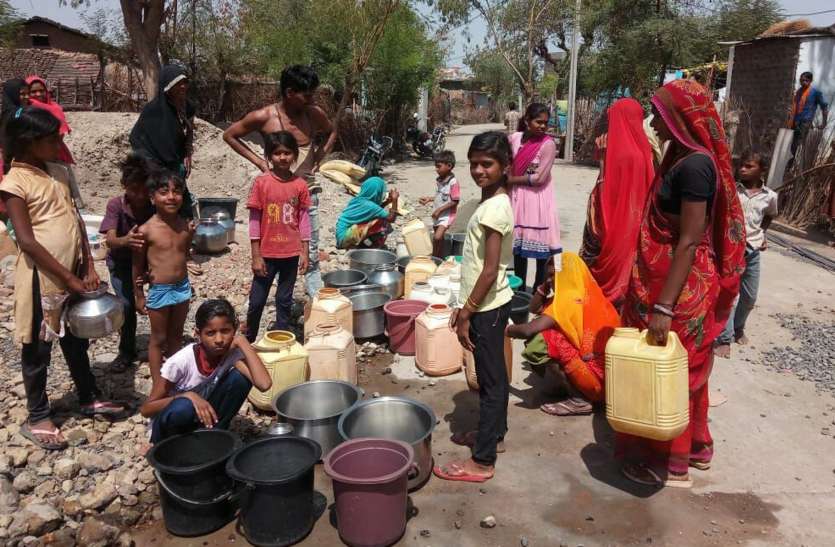 news 19 गांव की पेयजल सप्लाई बंद, दो किमी दूर खेतों से पानी लाने को मजबूर ग्रामीण