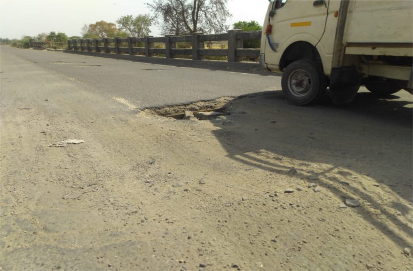 pit on Bridge , the driver annoyed पुल में हुए गड्ढे, नहीं कराई जा रही मरम्मत, हो सकता है हादसा