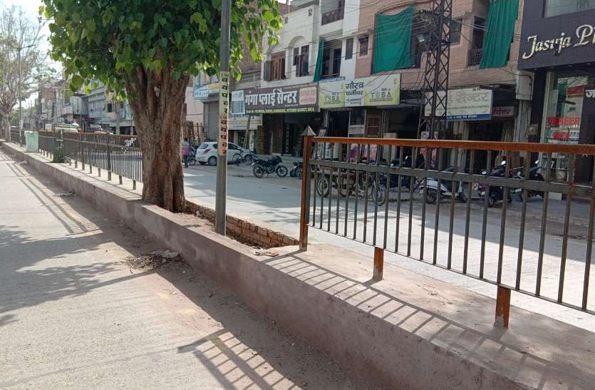 The railings of the iron, the police and the city council श्रीगंगानगर में सरेआम गायब कर दी लोहे की रेलिंग, पुलिस और नगर परिषद के अफसर भी बेबस