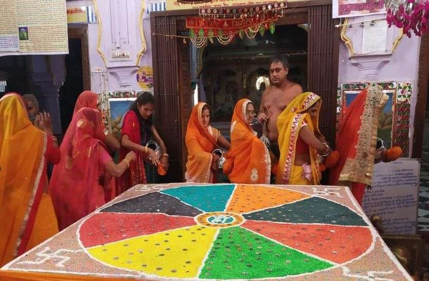 महोत्सव के तहत पूजा अर्चना करती महिलाएं। ध्वजारोहण के साथ तीन दिवसीय जन्मोत्सव शुरू