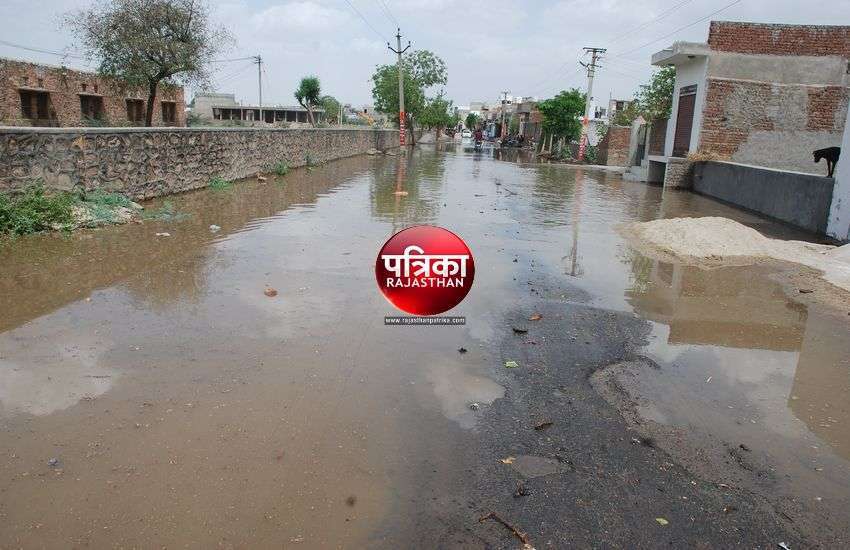 व्यर्थ बहा पानी व्यर्थ बहा पानी