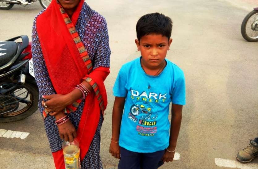 Teacher beat student by rod प्राथमिक शाला की शिक्षिका ने डंडे से की छात्र की पिटाई, कलेक्टर ने डीईओ को दिए जांच व कार्रवाई के निर्देश