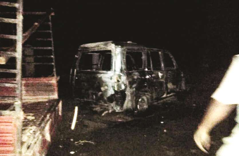 One killed in accident second brother serious ऑटों में बैठे दो भाइयों पर चढ़ा दी कार, एक की मौत दूसरा गंभीर, गुस्साए लोगों ने चक्काजाम किया और फूंक दी कार