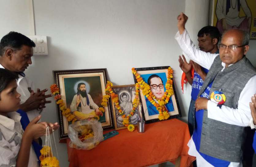 Told expensive education महंगी शिक्षा को बताया संविधान विरोधी