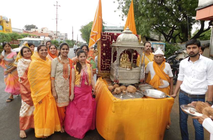 The 24th Tirthankar of Jainism, the festival of Shobhayatra, in the city of Mahaveer Swami, special events organized in the temple जैन धर्म के 24वें तीर्थंकर महावीर स्वामी की शहर में निकली शोभायात्रा, मंदिर में आयोजित हुए विशेष कार्यक्रम