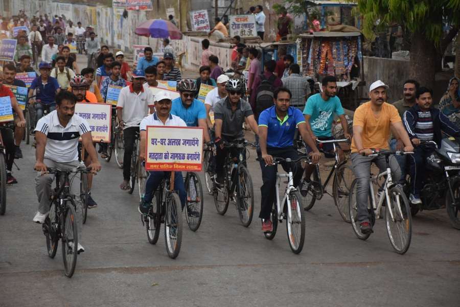 100 प्रतिशत मतदान के लिए साइकिल पर सवार हुए जिले के प्रशासनिक अधिकारी 100 प्रतिशत मतदान के लिए साइकिल पर सवार हुए जिले के प्रशासनिक अधिकारी