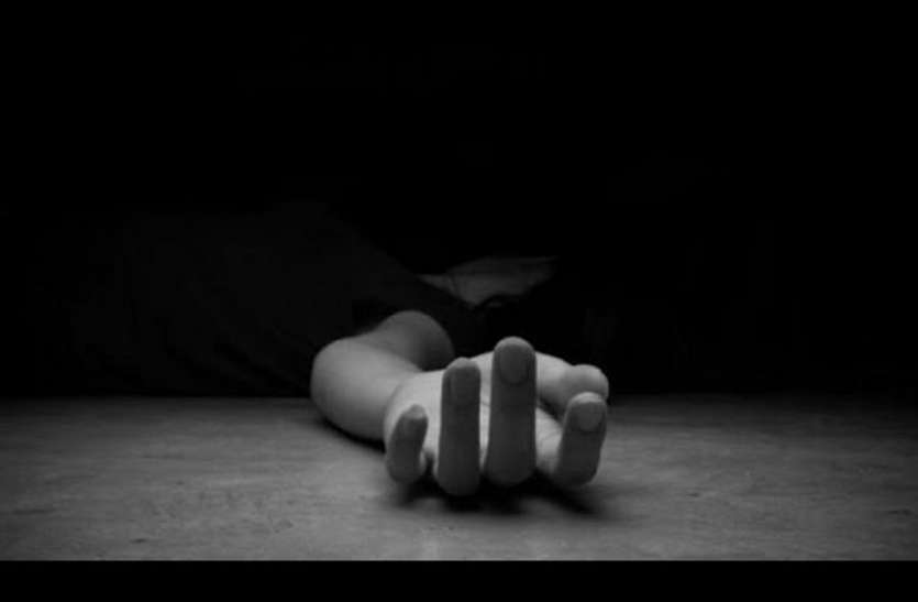 mout अचानक ऐसा क्या हुआ कि बाहर खेल रही बेटी घर पहुंची तो तडफ़ते मिले मां-बेटे