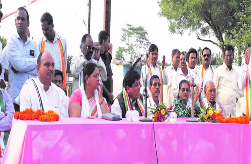 नगरीय निकाय मंत्री शिव डहरिया ने ली कार्यकर्ताओं की बैठक नगरीय निकाय मंत्री शिव डहरिया ने ली कार्यकर्ताओं की बैठक