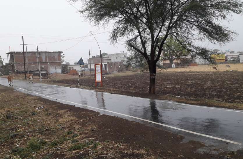 Summer rain as weather गर्मी में बारिश जैसा मौसम