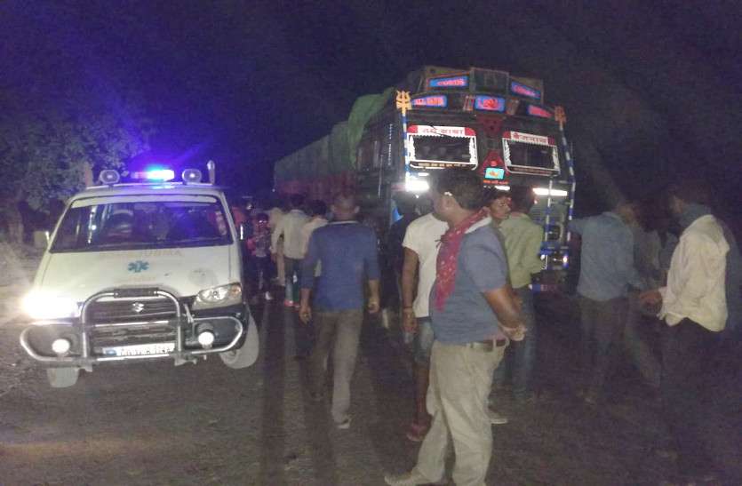 शव को निकालने पुलिस ने मंगाई जेसीबी ट्रक ने सामने से आ रही बाइक को रौंदा, दो युवकों की मौत, ट्रक के पहिये में फसा शव