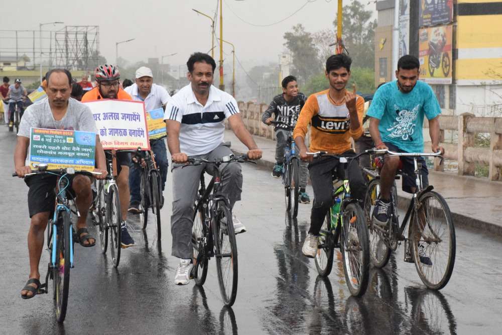 100 प्रतिशत मतदान के लिए साइकिल पर सवार हुए जिले के प्रशासनिक अधिकारी 100 प्रतिशत मतदान के लिए साइकिल पर सवार हुए जिले के प्रशासनिक अधिकारी