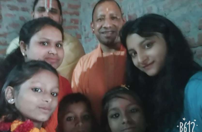 CM Yogi Adityanath Click Selfi with Dalit Mahaveer Kids Ayodhya दलित महावीर के घर के बच्चे लेना चाहते थे सीएम योगी के साथ सेल्फी फिर सीएम ने कही ये बात