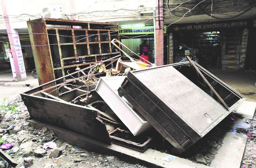 घंटाघर स्थित काम्पलेक्स में व्यापारियों को हो रही परेशानी गंदगी और बदहाली का मार झेल रहा आइडीएसएमटी काम्पलेक्स