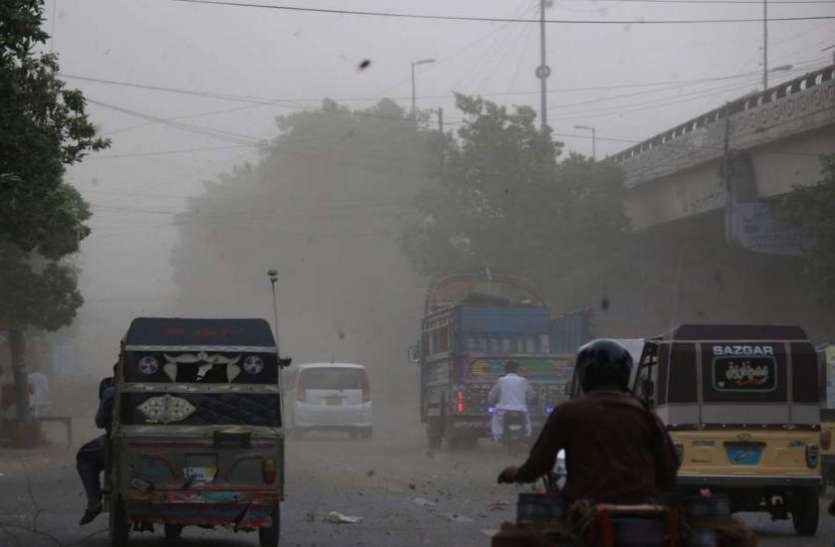 pakistan पाकिस्तान में धूल भरी आंधी ने मचाई तबाही, 25 लोगों की मौत