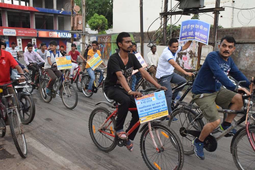 100 प्रतिशत मतदान के लिए साइकिल पर सवार हुए जिले के प्रशासनिक अधिकारी 100 प्रतिशत मतदान के लिए साइकिल पर सवार हुए जिले के प्रशासनिक अधिकारी