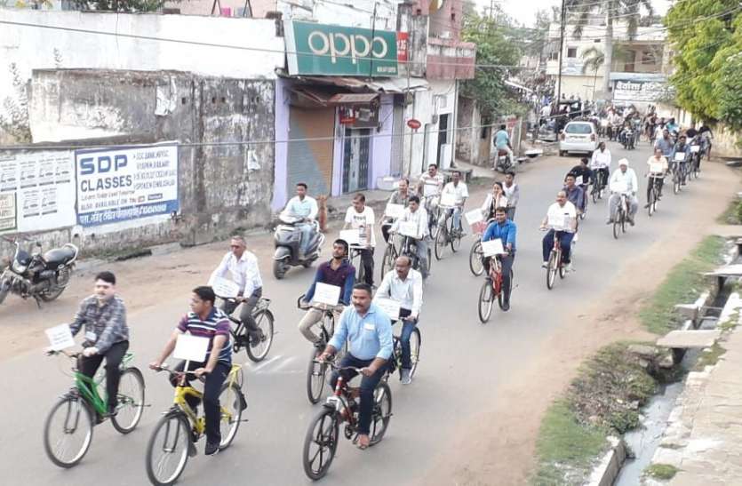 commissioner news शाम होते ही अफसरों के साथ साइकिल में निकले कमिश्नर, हाथ में पकड़ा माइक फिर