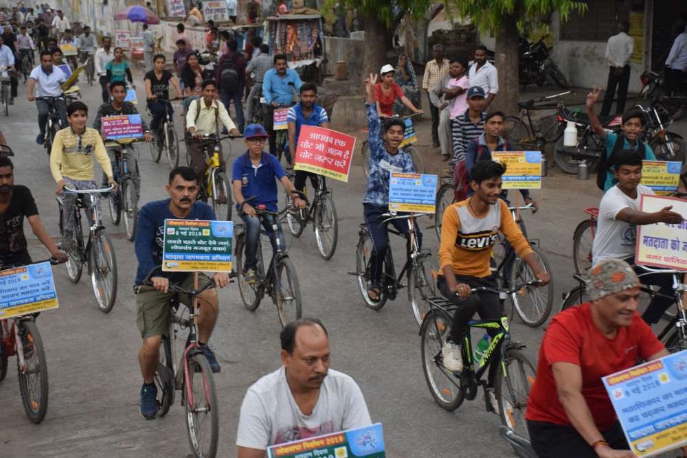 100 प्रतिशत मतदान के लिए साइकिल पर सवार हुए जिले के प्रशासनिक अधिकारी 100 प्रतिशत मतदान के लिए साइकिल पर सवार हुए जिले के प्रशासनिक अधिकारी