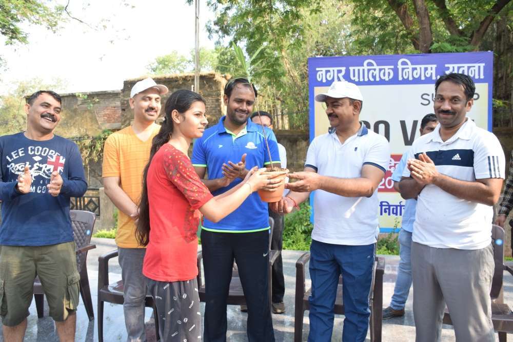 100 प्रतिशत मतदान के लिए साइकिल पर सवार हुए जिले के प्रशासनिक अधिकारी 100 प्रतिशत मतदान के लिए साइकिल पर सवार हुए जिले के प्रशासनिक अधिकारी