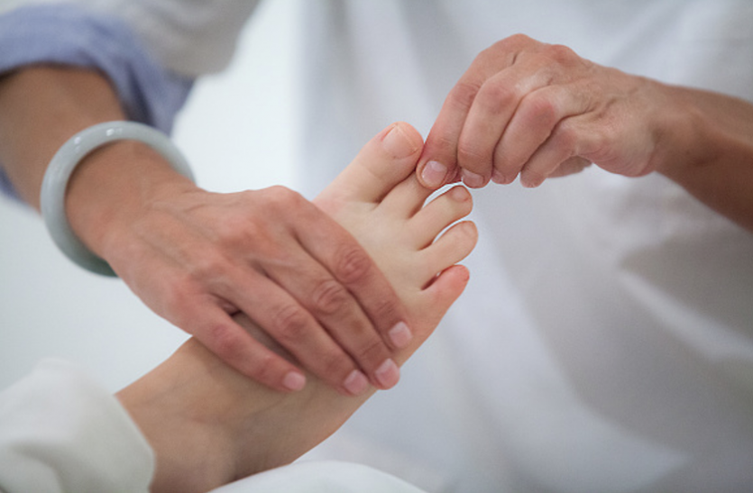 acupressure points पैरों की अंगुलियों के प्रेशर प्वांइट दबाने से मिलेगा इस बीमारी में आराम