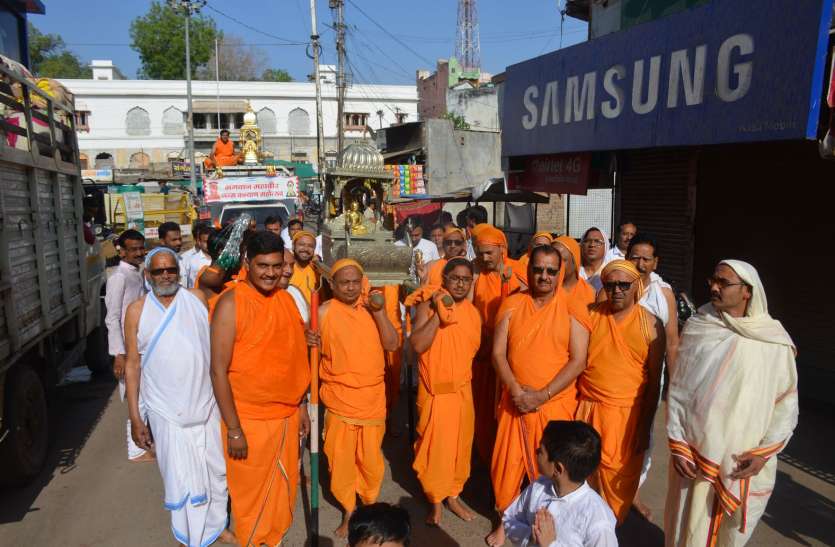 Birthday of Mahavir Swamiji अहिंसा का संदेश देते हुए कंधे पर भगवान की पालकी लेकर निकले