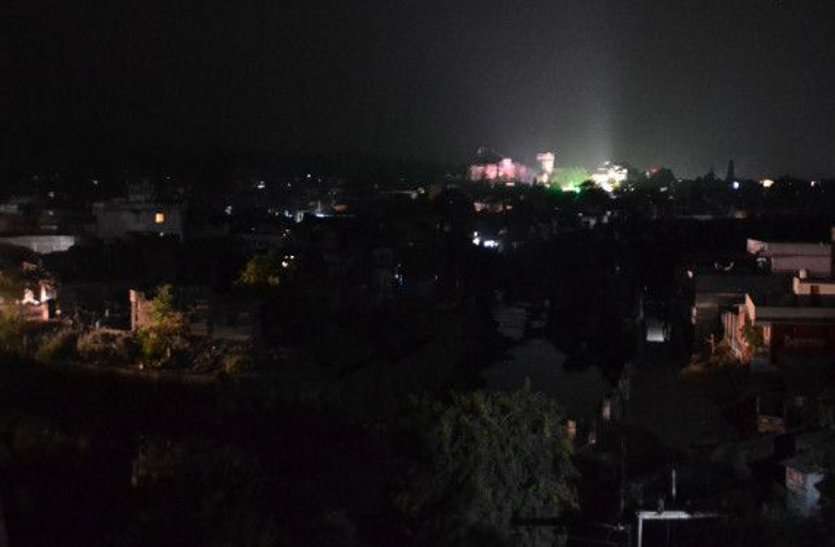 Many areas in Barmer drowned in dark कई इलाके डूबे अंधेरे में, देर रात तक बिजली गुल