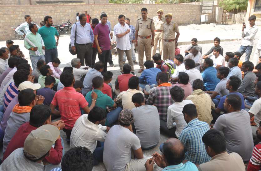body of laborer raised on consent of compensation 50 घंटे बाद मुआवजे की सहमति पर उठाया श्रमिक का शव