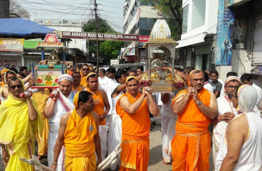 Shobha Yatra was removed in Ganj on the occasion o शोभायात्रा के साथ मना भगवान महावीर का कल्याणक महोत्सव