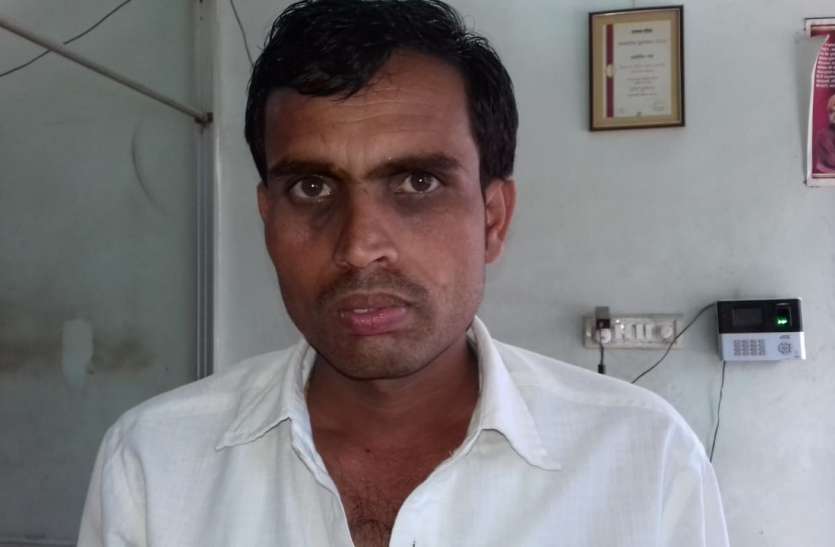Kisan Rati Ram Yadav शिक्षक बनवा रहा गुढ़, किसान को नहीं किया भुगतान
