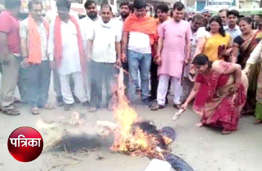 protest आजम खान के खिलाफ सड़क पर उतरी महिलाएं, जमकर किया प्रदर्शन, देखें वीडियो