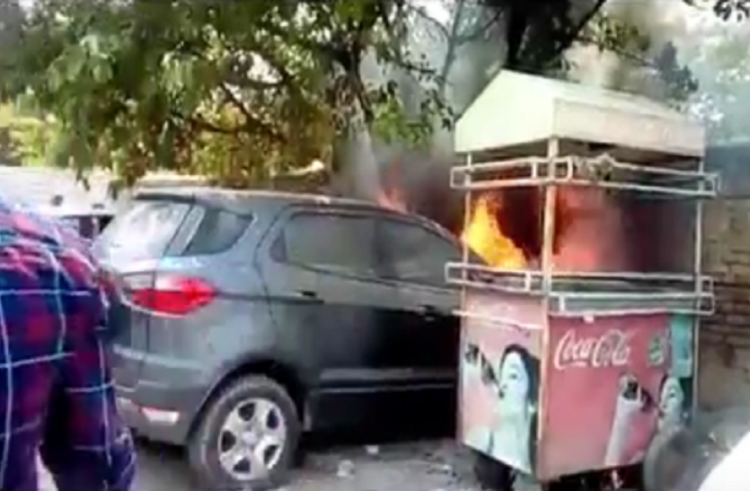 fire मेट्रो स्टेशन के पास खड़ी कार में अचानक लगी कार तो दिखा ऐसा नजारा