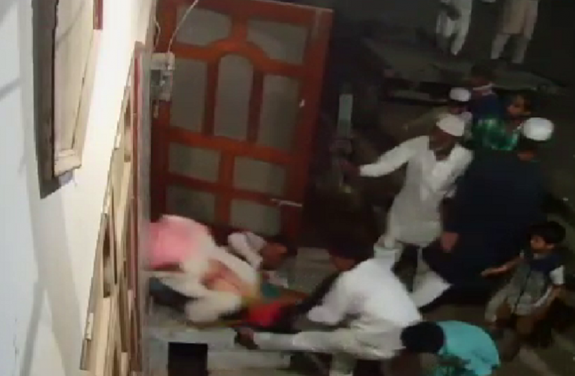 cctv महिला को बाल पकड़ कर घसीटते हुए ले गए आरोपी और फाड़ दिए कपड़े, फिर...