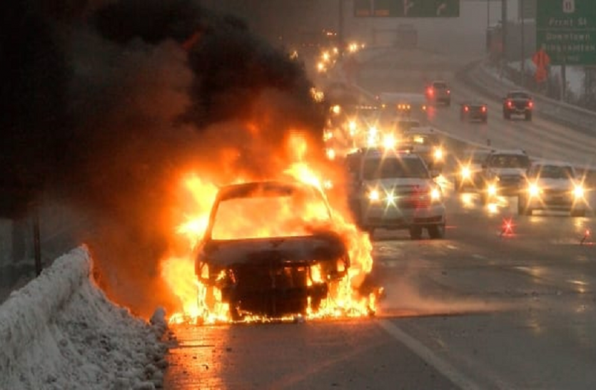 burning car सड़क पर चलती कार बन गई आग का गोला, इसके बाद जो हुआ...