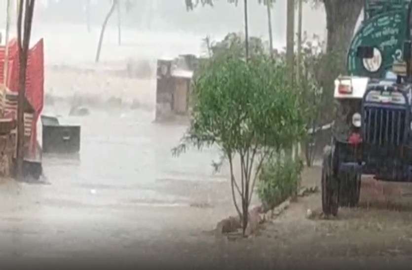 rain यहां फिर शुरू हुई तेज बारिश, जगह-जगह उड़े टीन-टप्पर