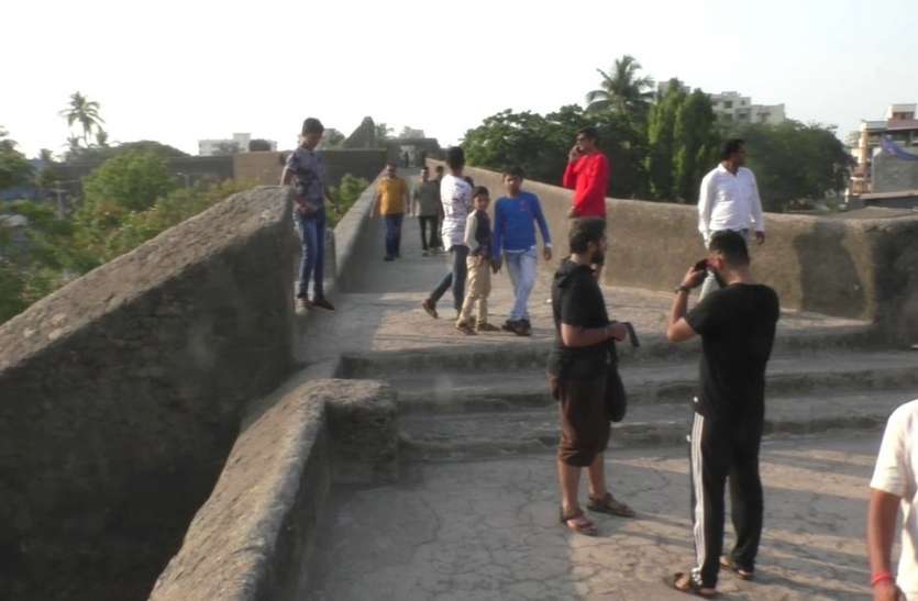 patrika पुर्तगीज किला और चर्च आज भी पर्यटकों को करते हैं आकर्षित