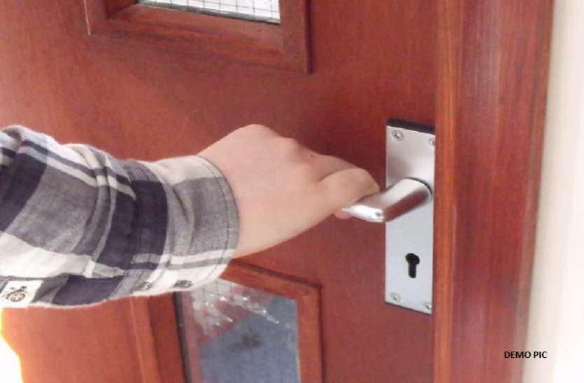 door प्रेमिका से मिलने उसके घर पहुंच गया युवक, तभी आ गई लड़की की मां और फिर जो हुआ...