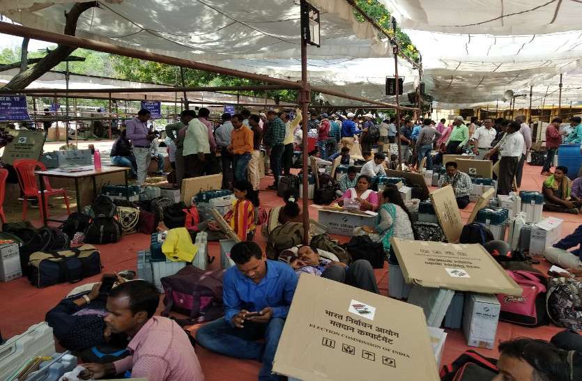 EVM मतदान दलों को बांटे गए चुनावी समान, कल सुबह 7 बजे से होगी वोटिंग