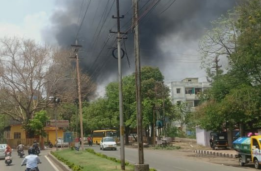 fire सरकारी दफ्तर में लगी आग, दमकल की गाड़ियां आग बुझाने में जुटी