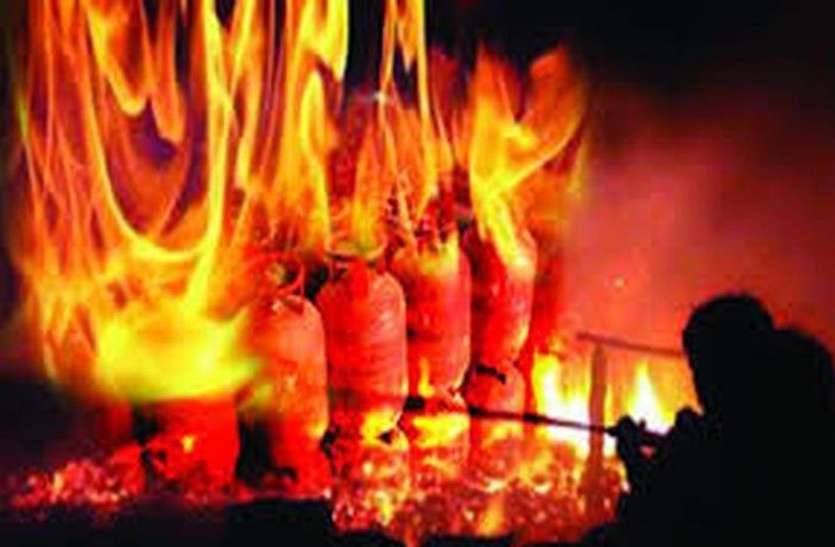 bangalore news गैस सिलिंडर को चूल्हे से जोडऩे में की लापरवाही, रिसाव से लगी आग तीन की मौत