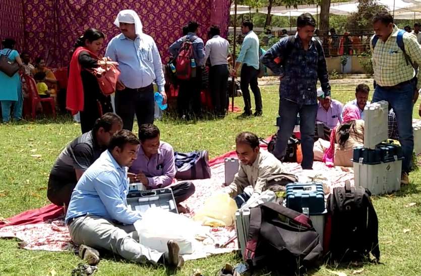 polling party 18.31 लाख वोटर 18 अप्रैल को करेंगे मतदान, पोलिंग पार्टी पहुंची केन्द्रों पर, देखें वीडियो