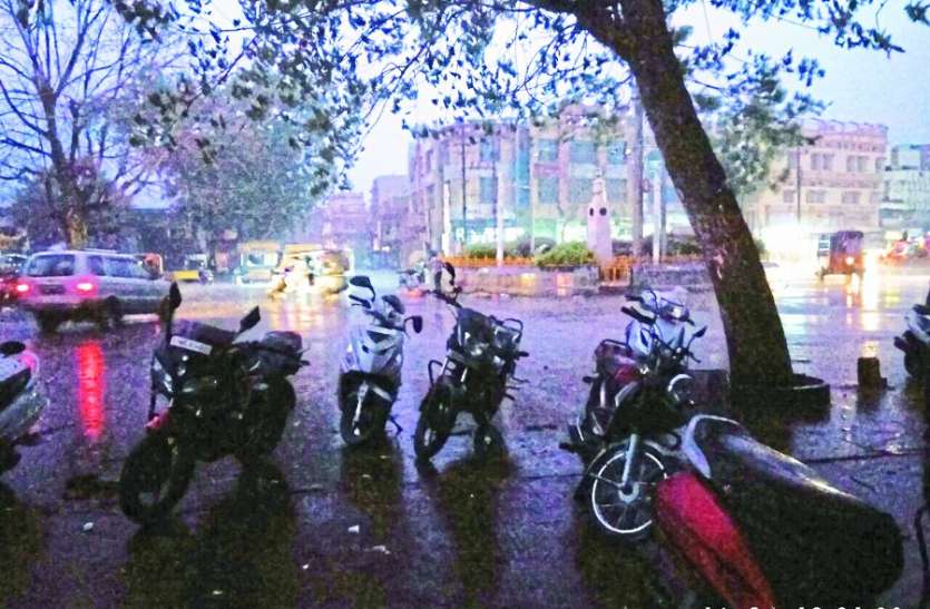 varish Video: आंधी के साथ हुई तेज बारिश, शहर में ब्लैक आउट, मार्ग भी किए बंद