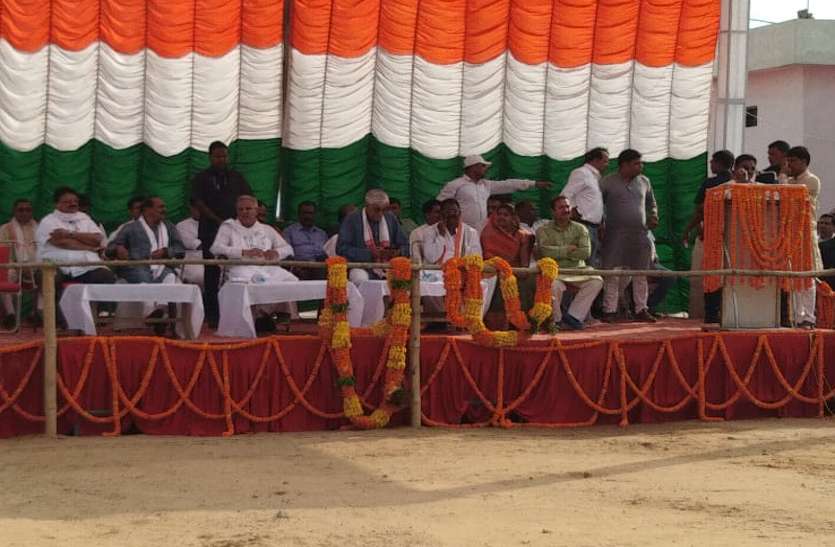 CM Bhupesh सीएम भूपेश ने 'चौकीदार चोर है' के लगवाए नारे, जब स्वास्थ्य मंत्री के साथ हेलीपेड पहुंचे तो हेलीकॉप्टर हो गया खराब, फिर...