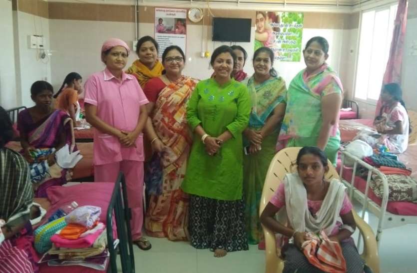 distribute things अस्पताल में शिशुओं के लिए उपयोगी सामग्री भेंट