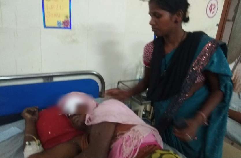 Injured जमीन पर सोया था युवक, इधर इयर फोन लगाकर ड्राइवर चला रहा था जेसीबी, अचानक हो गया ये हादसा
